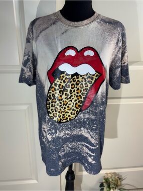 Gildan Bleached Graphic Tee with Red Lips & Leopard Tongue Medium